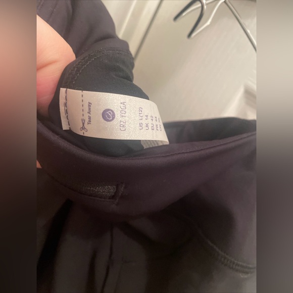 Women’s all black crz yoga shorts size large - Picture 9 of 10